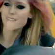 Avril Lavigne lève le voile sur le clip  What the Hell , premier extrait de son nouvel album  Goodbye Lullaby .