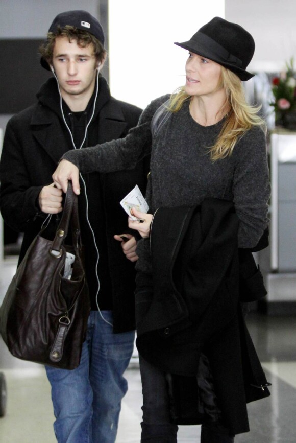 Robin Wright et son fils Hopper à l'aéroport de Los Angeles. Janvier 2011