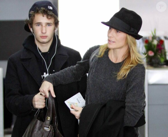 Robin Wright et son fils Hopper à l'aéroport de Los Angeles. Janvier 2011
