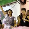 Ronnie Wood et sa compagne Ana Araujo dansent dans une école de samba à Rio de Janeiro, au Brésil, le 9 janvier 2011