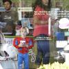 Jayden James, le fils de Britney, va chercher du renfort avec du yaourt glacé (22 janvier 2011 à Los Angeles)