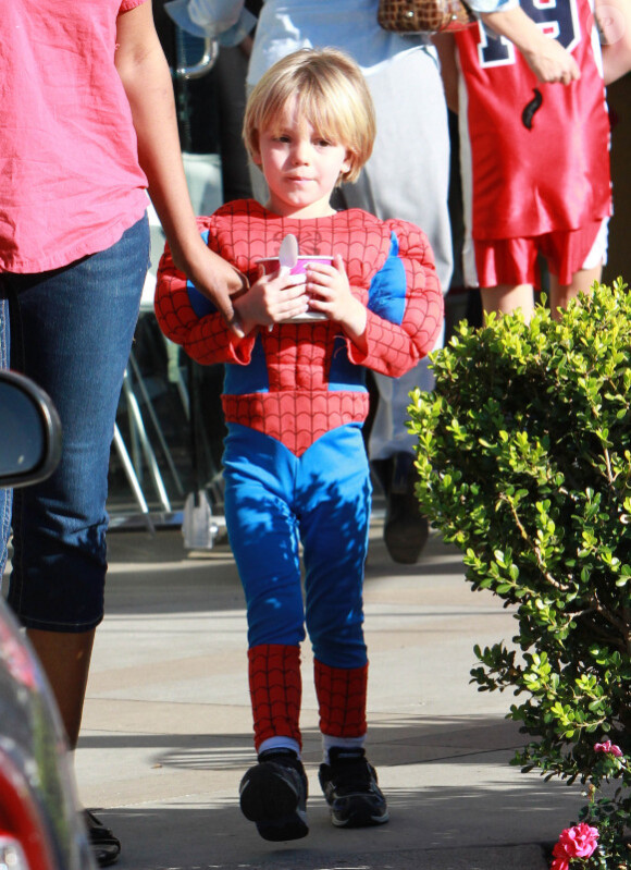 Jayden James, fils de Britney Spears âgé de 4 ans, se promène à Los Angeles déguisé en Spiderman avec un frozen-yogurt à la main.