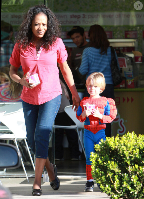 Jayden James, fils de Britney Spears âgé de 4 ans, se promène à Los Angeles déguisé en Spiderman avec un frozen-yogurt à la main.