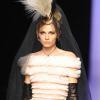 Le mannequin Andrej Pejic, homme au physique féminin au défilé Gaultier Haute Couture P/E 2011 le 26/01/11