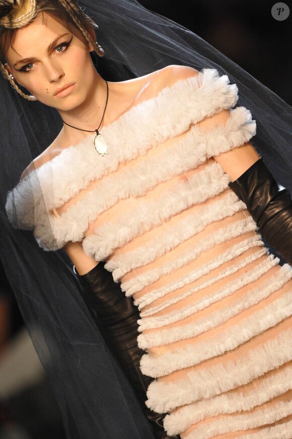 Le mannequin Andrej Pejic, homme au physique féminin au défilé Gaultier Haute Couture P/E 2011 le 26/01/11