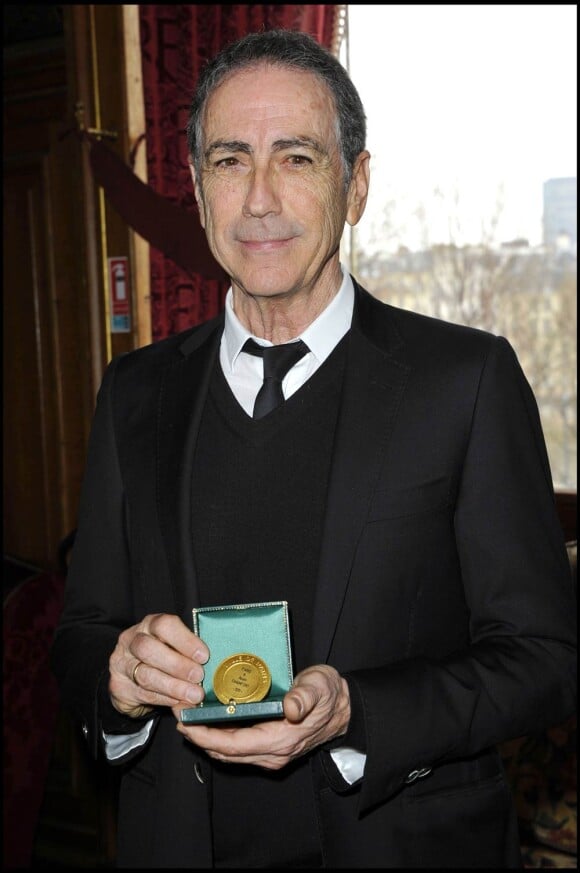 Christophe Girard et Anne Hidalgo remettaient le 26 janvier 2011 la Médaille de la Ville de Paris à Alain Chamfort.