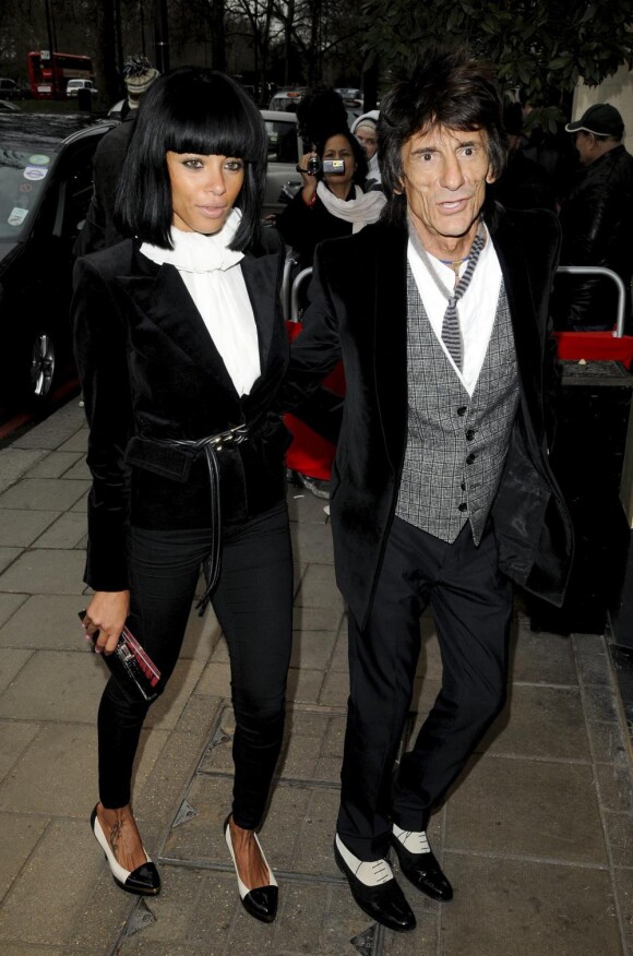 Ronnie Wood et sa belle compagne lors d'une soirée londonienne le 26 janvier 2011