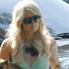 Paris Hilton et son it bag préhistorique à Los Angeles, le 25 janvier 2011.
