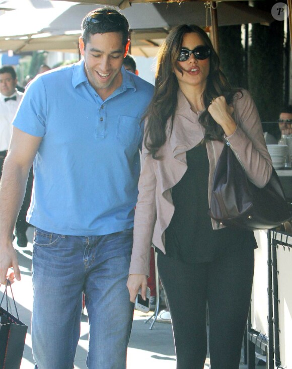 La très ravissante Sofia Vergara, ici avec son compagnon Nick Loeb, à l'occasion d'une journée shopping à Beverly Hills, à Los Angeles, le 29 janvier 2011.