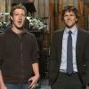 La première rencontre entre Jesse Eisenberg et Mark Zuckerberg, sur le plateau du Saturday Night Live, le 29 janvier 2011.