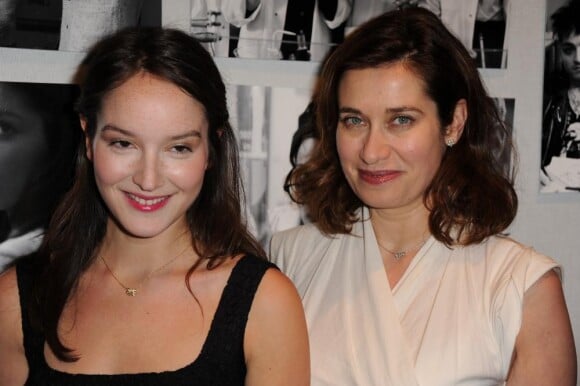 Emmanuelle Devos et Anaïs Demoustier assistent à la soirée César des Révélations, à Paris, en janvier 2011.
