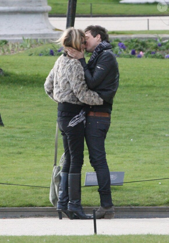 Kate Moss et Jamie Hince partagent un doux baiser. Paris, mars 2008