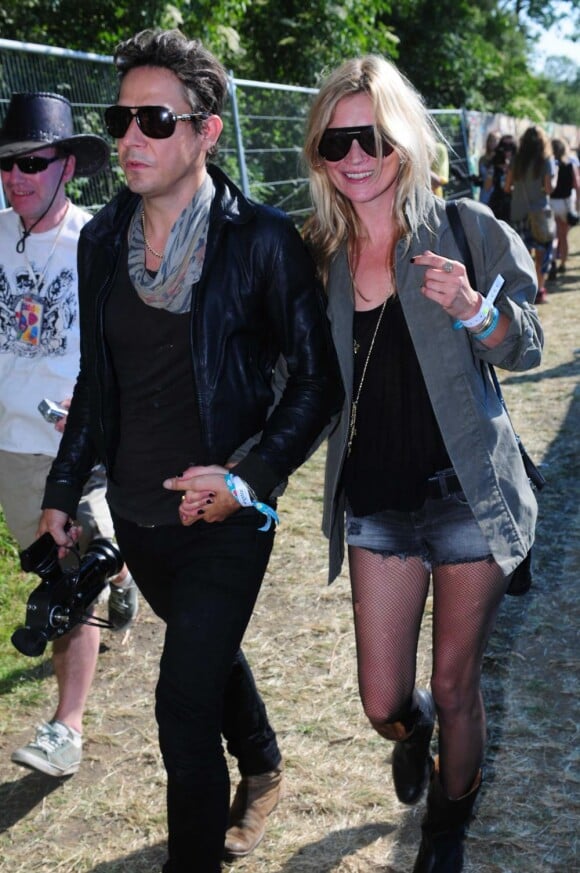 Kate Moss et Jamie Hince font tout ensemble ! Surtout les festivals de musique ! 