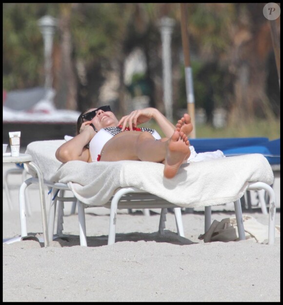 La ravissante Lisa Snowdon se fait bronzer sur une plage de South Beach, à Miami, le 3 février 2011.