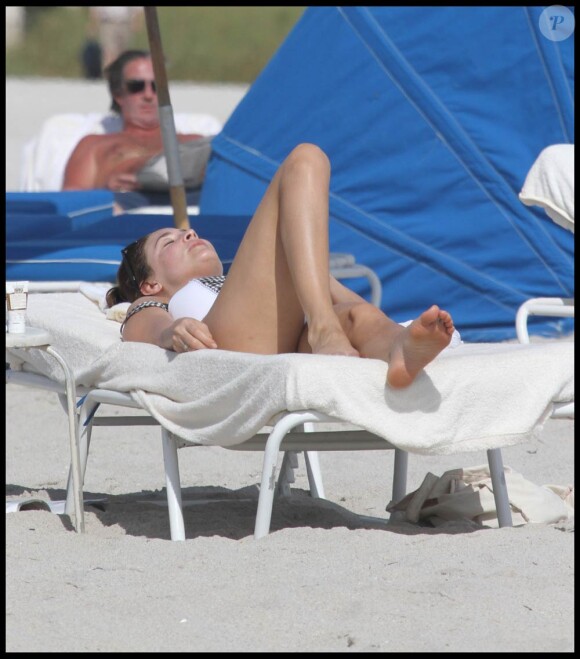 La ravissante Lisa Snowdon se fait bronzer sur une plage de South Beach, à Miami, le 3 février 2011.