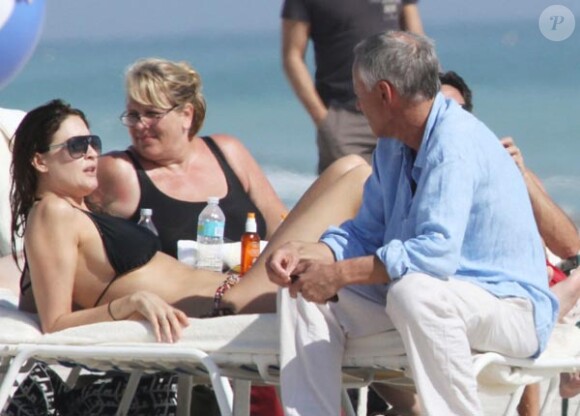 La ravissante Lisa Snowdon se fait bronzer sur une plage de South Beach, à Miami, en février 2011.