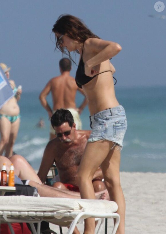 La ravissante Lisa Snowdon se fait bronzer sur une plage de South Beach, à Miami, en février 2011.