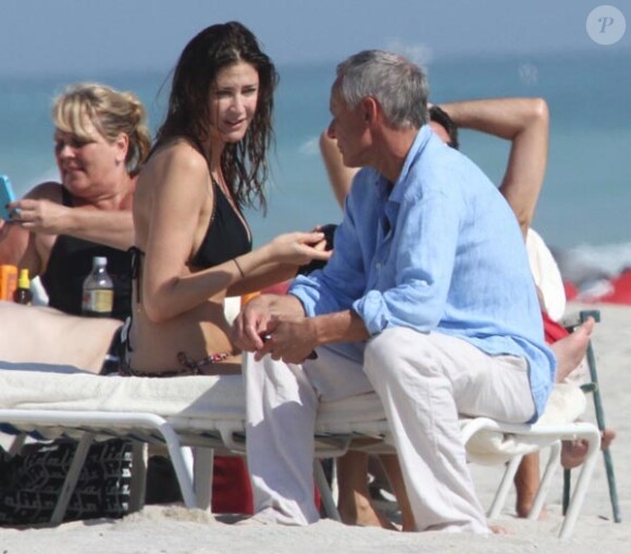 La ravissante Lisa Snowdon se fait bronzer sur une plage de South Beach, à Miami, en février 2011.