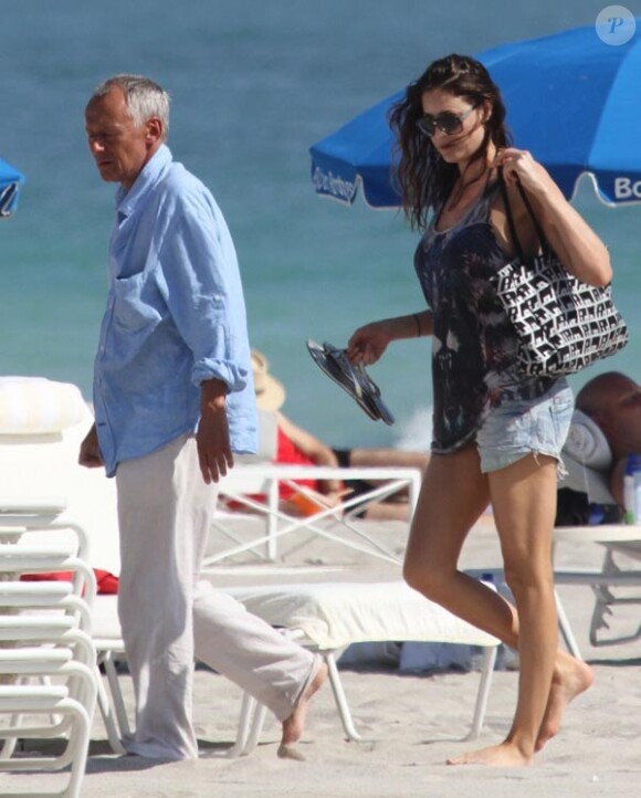 La ravissante Lisa Snowdon se fait bronzer sur une plage de South Beach, à Miami, en février 2011.