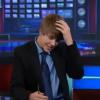Justin Bieber, invité du Daily Show de Jon Stewart, entre dans la peau de l'animateur... et vice-versa.