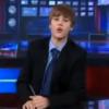 Justin Bieber, invité du Daily Show de Jon Stewart, entre dans la peau de l'animateur... et vice-versa.
