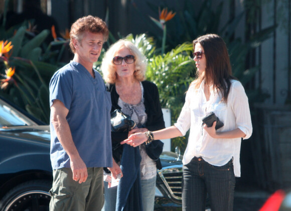 Sean Penn, sa mère Eileen Ryan, et une amie, à Los Angeles le 21 janvier 2011