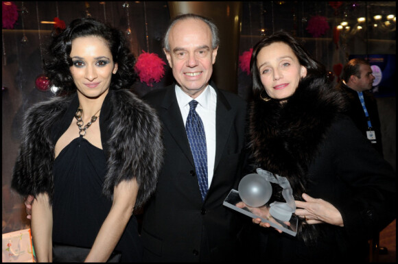 Rachida Brakni, Frédéric Mitterrand et Kristin Scott Thomas à la cérémonie des Globes de Cristal 2011, le 7 février, au Lido, à Paris.