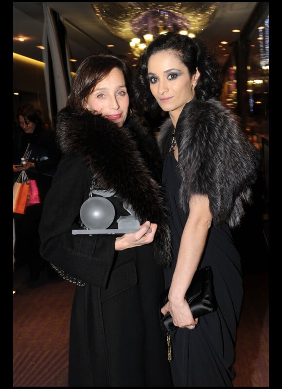 Kristin Scott Thomas et Rachida Brakni à la cérémonie des Globes de Cristal 2011, le 7 février, au Lido, à Paris.