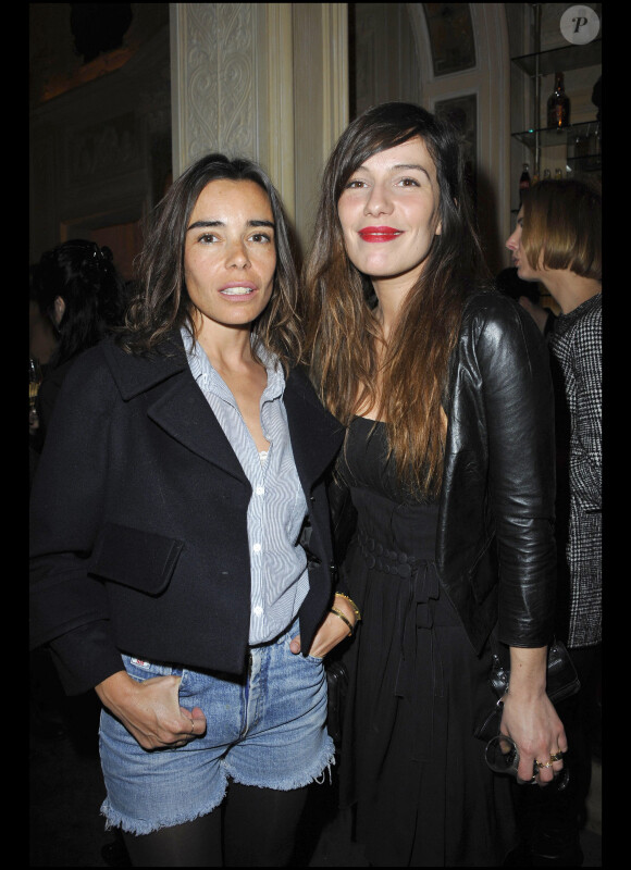 Elodie Bouchez et Zoé Félix à la présentation de la collection Black Carpet de la marque Paule Ka au Carmen à Paris, le 8 février 2011.