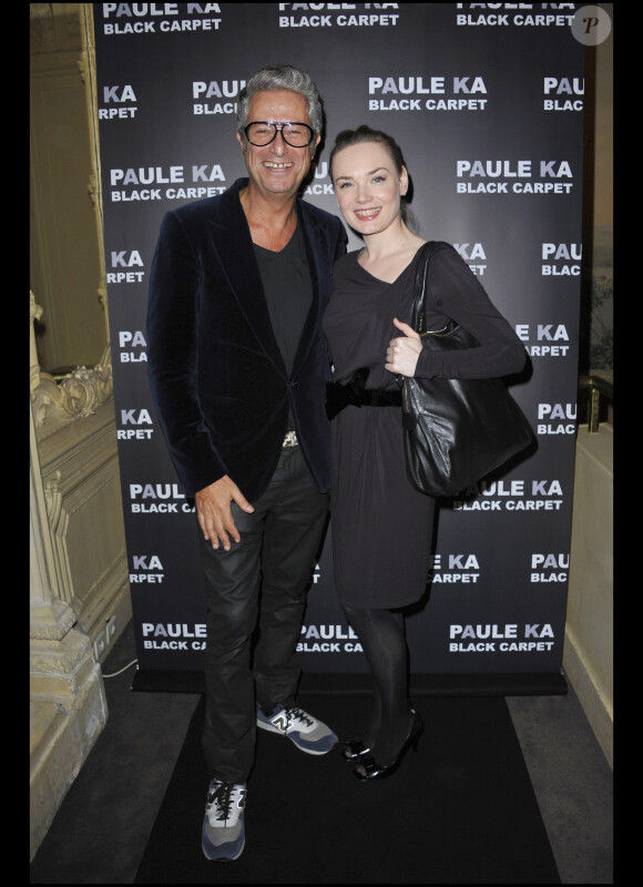 Julie Judd et Serge Cajfinger (styliste pour la marque Paule Ka) à la présentation de la collection Black Carpet de la marque Paule Ka au Carmen à Paris, le 8 février 2011.