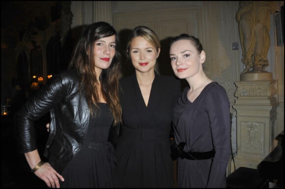 Virginie Efira, Zoé Félix et Julie Judd à la présentation de la collection Black Carpet de la marque Paule Ka au Carmen à Paris, le 8 février 2011.