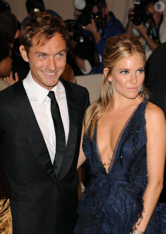 Jude Law et Sienna Miller lors de leur première sortie officielle depuis la reprise de leur histoire. En mai 2010