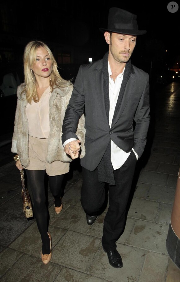 Jude Law et Sienna Miller lors d'une sortie en amoureaux en semptembre 2010 !