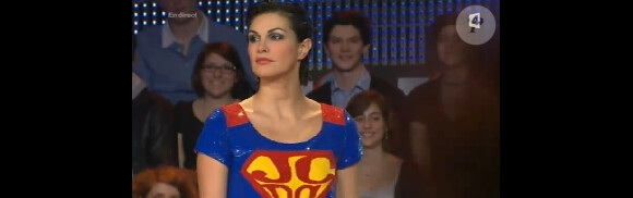 Helena Noguerra a sorti son plus beau costume de Superwoman pour annoncer Zaz...