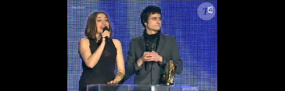 Izia et Adrien Gallo remettent la Victoire de l'Album Rock.