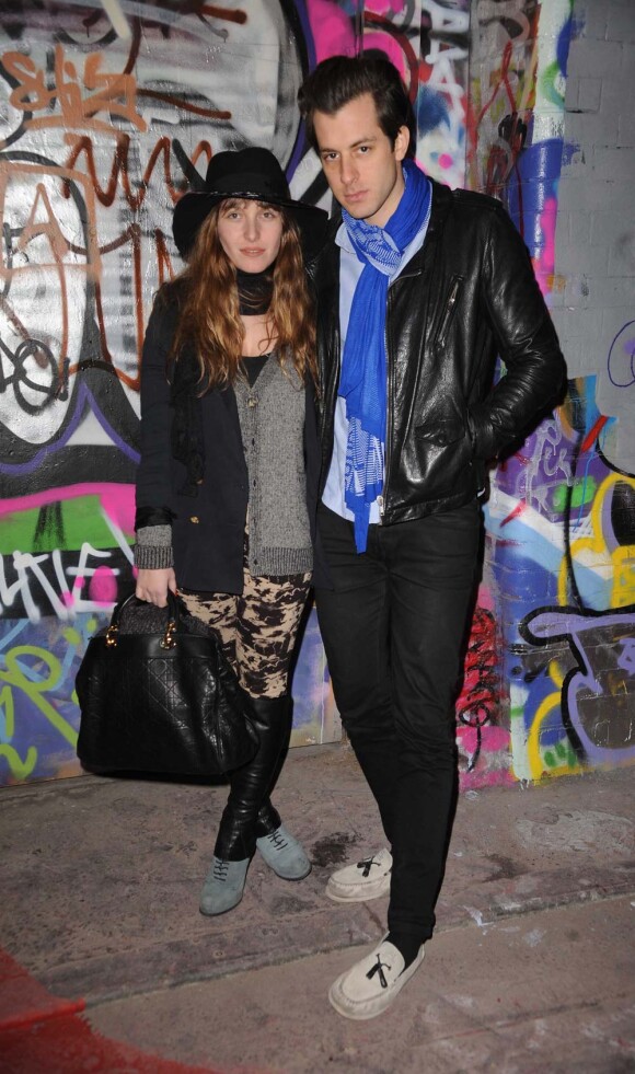 Mark Ronson et sa fiancée Joséphine de la Baume, Londres, le 1er mars 2010