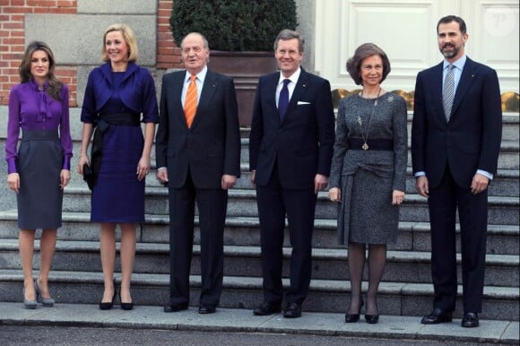 Le président fédéral allemand Christian Wulff, sa femme Bettina, le roi Juan Carlos, sa femme Sofia, le prince Felipe et Letizia d'Espagne à Madrid, le 11 février 2011.
