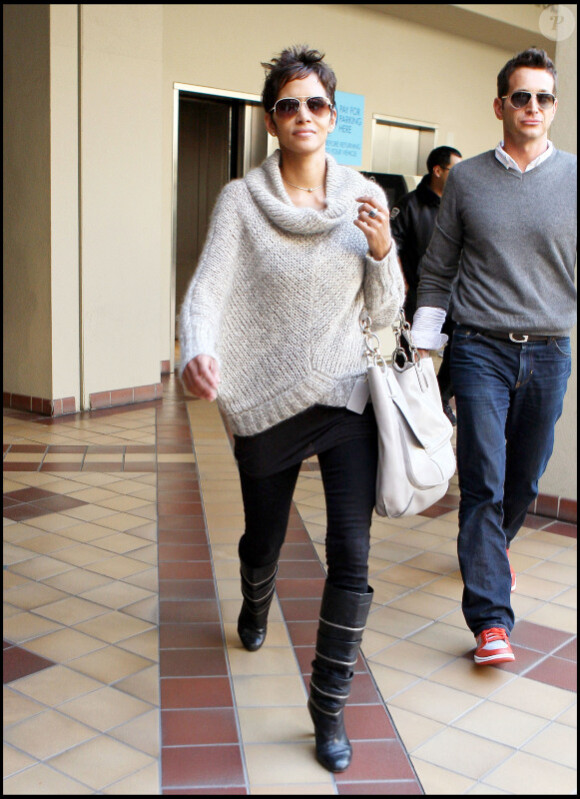 Halle Berry se promène à Los Angeles le 8 février 2011