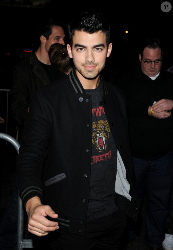 Joe Jonas au concert de charité des Black Eyed Peas, à The Music Box, à Los Angeles, le 10 février 2011