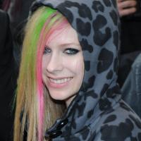 Avril Lavigne métamorphosée en séduisante desperate housewife en stilletos !