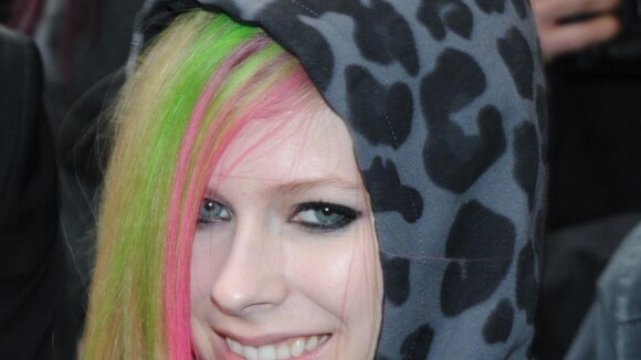 Avril Lavigne métamorphosée en séduisante desperate housewife en stilletos !