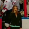 Une jeune femme rate l'hymne américain lors d'une rencontre de hockey