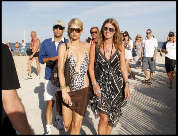 Paris Hilton à Saint-Tropez avec sa soeur Nicky Hilton, le 24 juillet 2010.