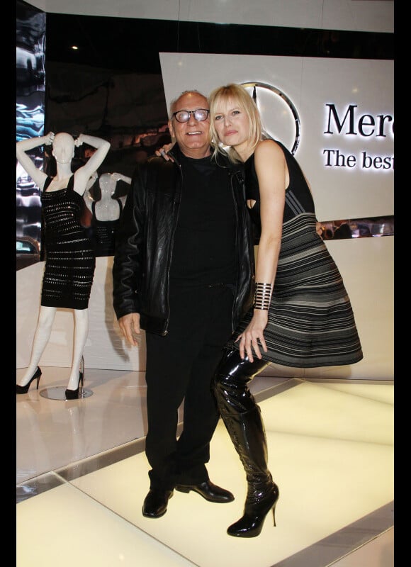 Karolina Kurkova et Max Azria au défilé Hervé Leger by Max Azria durant la Fashion Week de New York, le 15 février 2011.