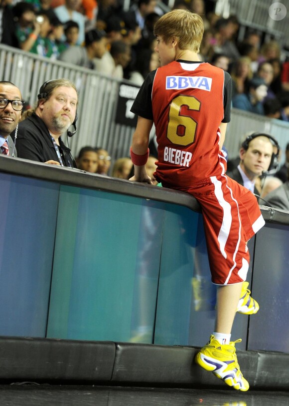 Justin Bieber participe au match du All-Star Celebrity Game, à Los Angeles, vendredi 18 février.