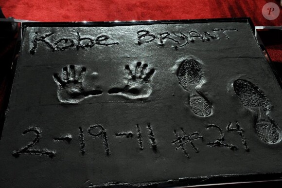 Kobe Bryant rejoint le Grauman's Chinese Theater, à Los Angeles, et laisse ses empreintes de mains et de pieds dans le ciment. Il devient le premier sportif à avoir le privilège d'y figurer.