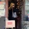 Jane Krakowski se promène dans les rues de New York et passe par la boutique Locksmith store le 18 février 2011