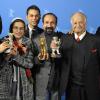 Les acteurs Sareh Bayat, Sarina Farhadi, Peyman Moadi, Ali Asghar Shahbazi et Babak Karimi entourant le réalisateur Asghar Farhadi lors de la remise des prix du festival de Berlin le 20 février 2011