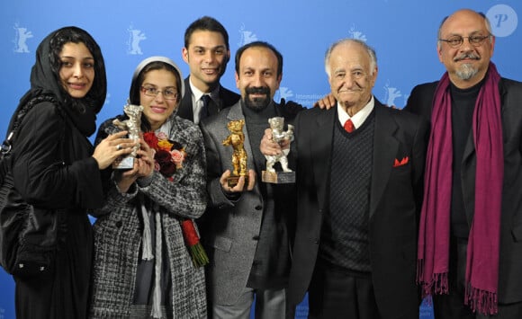 Les acteurs Sareh Bayat, Sarina Farhadi, Peyman Moadi, Ali Asghar Shahbazi et Babak Karimi entourant le réalisateur Asghar Farhadi lors de la remise des prix du festival de Berlin le 20 février 2011