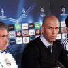 Zinedine Zidane et José Mourinho lors de la conférence de presse, le 21 février 2011, précédant le huitième de finale aller du Real Madrid face à l'OL.